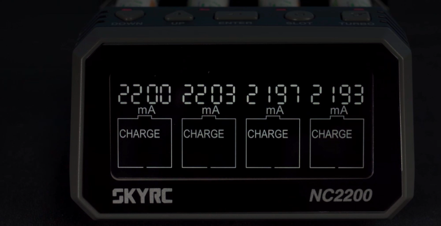 SkyRC NC2200 AA /AAA + Adaptador 12V 2A